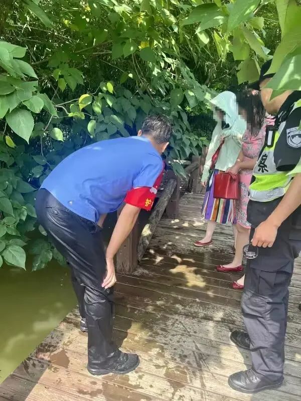 太巧！杭州15岁男孩死死拉住河里女子的手，民警赶到后惊了