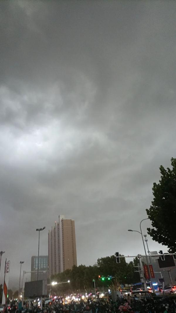 石家庄狂风大雨！河北冰雹+暴雨发货中→
