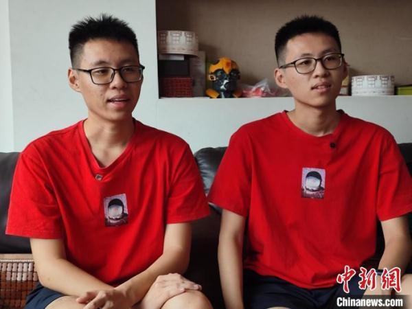 “00后”双胞胎“神同步” 从幼儿园到大学一路同校同班