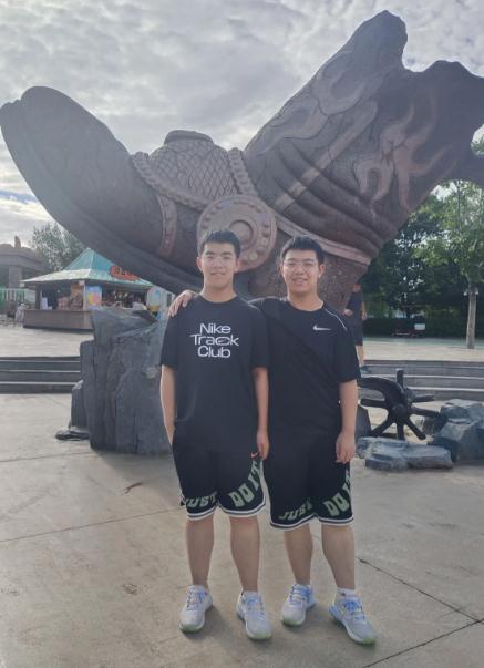 巧了！双胞胎考上同一所大学，连分数也……