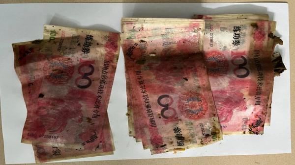 为博眼球烧“百元大钞”点烟？警方：抓你没商量