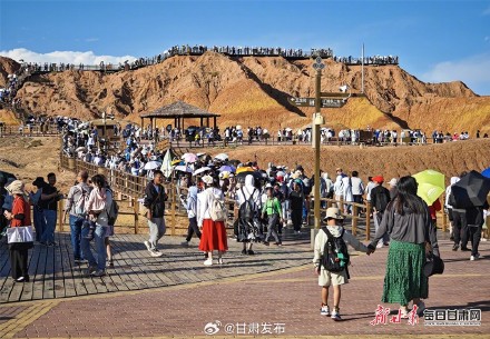 张掖七彩丹霞景区旅游热度不减 张掖七彩丹霞景区旅游热度不减