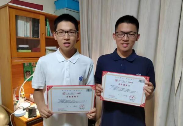 巧了！双胞胎考上同一所大学，连分数也……