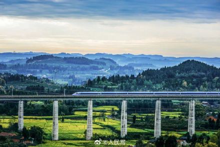 高铁如轻舟 已过万重山