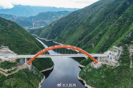 高铁如轻舟 已过万重山