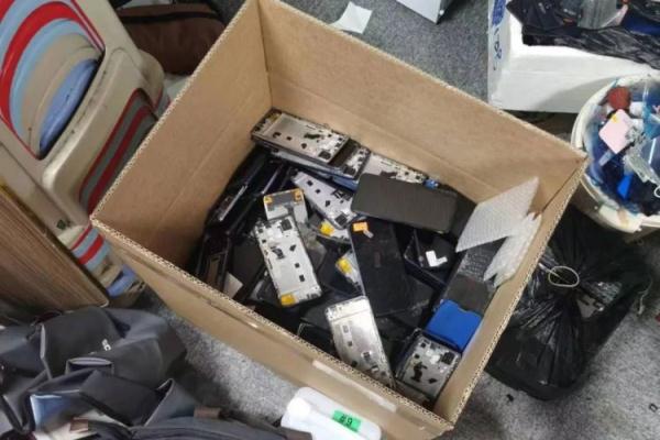 “官换机”打折卖？一制售假冒品牌手机窝点被端，涉案300多万！