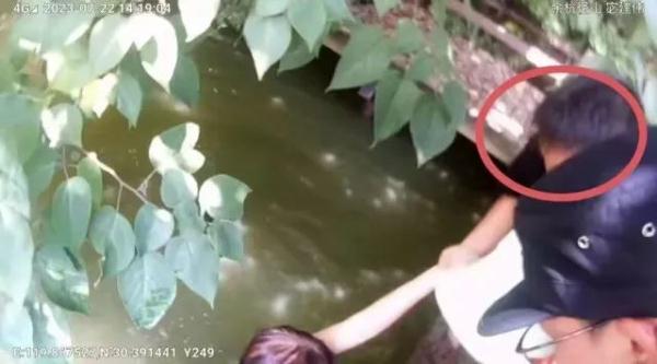 太巧！杭州15岁男孩死死拉住河里女子的手，民警赶到后惊了
