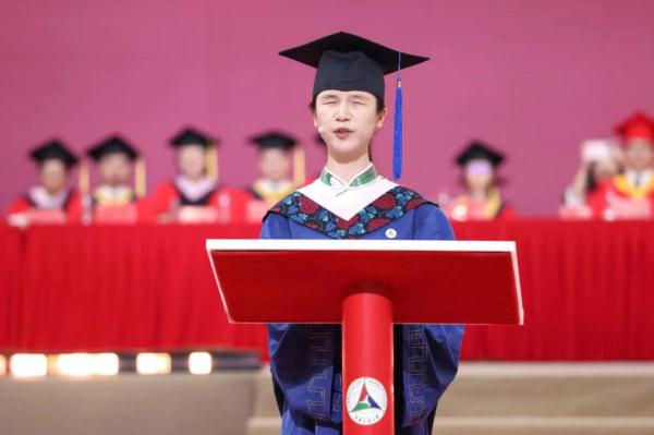 全国首位视障播音硕士董丽娜：诵读成为我回馈社会的一种方式