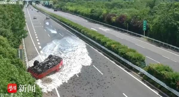 一辆大货车行驶途中爆胎失控翻车,价值5万元的鱼儿满地乱跳 一辆大货车行驶途中爆胎失控翻车,价值5万元的鱼儿满地乱跳