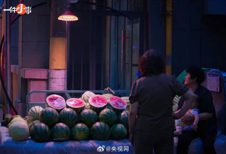沦陷在夏天的西瓜摊