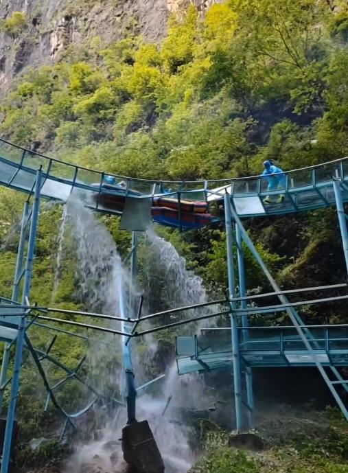 突发!游客吓得尖叫!一景区玻璃滑道断裂,多艘皮划艇追尾…… 突发!游客吓得尖叫!一景区玻璃滑道断裂,多艘皮划艇追尾……