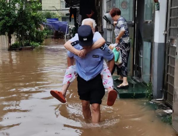 “警容不整”？真帅！