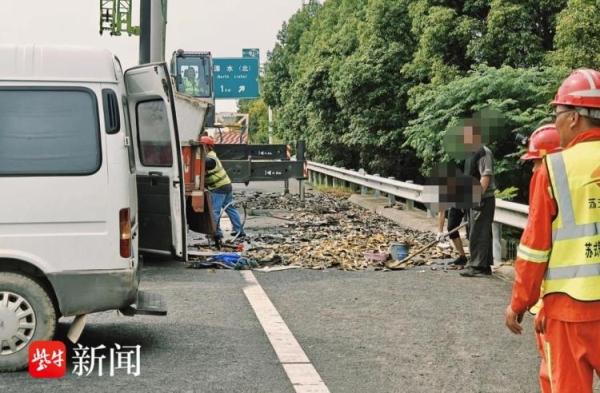 一辆大货车行驶途中爆胎失控翻车,价值5万元的鱼儿满地乱跳 一辆大货车行驶途中爆胎失控翻车,价值5万元的鱼儿满地乱跳