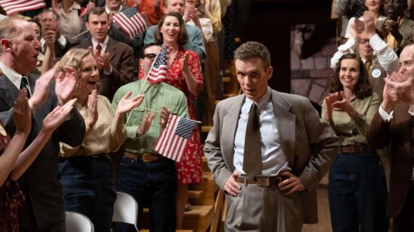 被挑错？美媒：《奥本海默》电影一幕美国旗“多出两颗星”，引网友热议