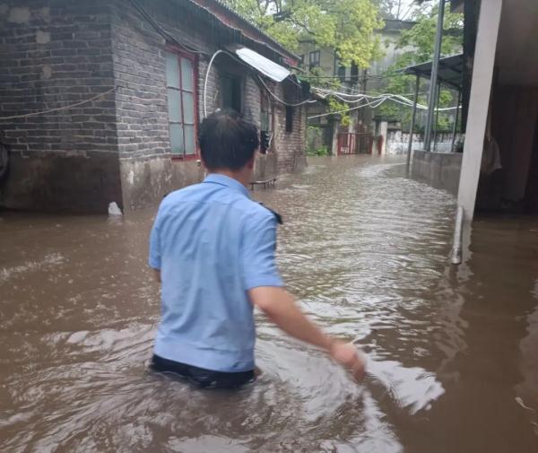 “警容不整”？真帅！