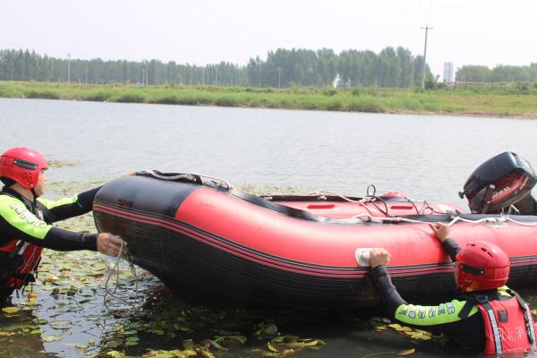 保定市白沟新城消防救援大队与水利部门开展防汛实战演练