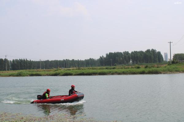 保定市白沟新城消防救援大队与水利部门开展防汛实战演练