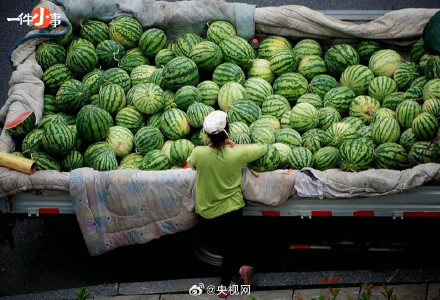 沦陷在夏天的西瓜摊