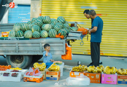 沦陷在夏天的西瓜摊