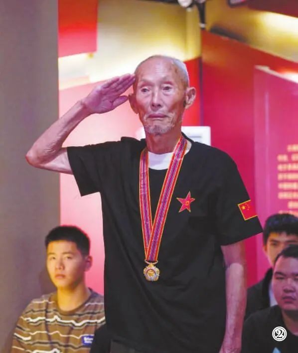 “英雄就在我们身边”