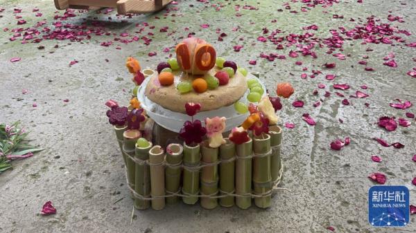 大熊猫“喜乐”迎来10岁生日