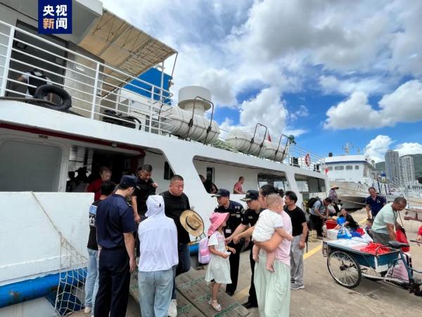 “杜苏芮”逼近！大量游客紧急撤离，多地停课、景区关闭！