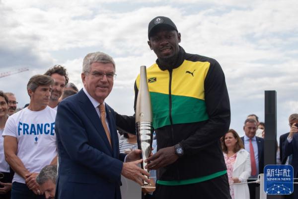 巴黎奥运火炬实物在塞纳河上公开亮相 巴黎奥运火炬实物在塞纳河上公开亮相