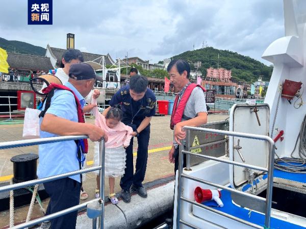 “杜苏芮”逼近！大量游客紧急撤离，多地停课、景区关闭！