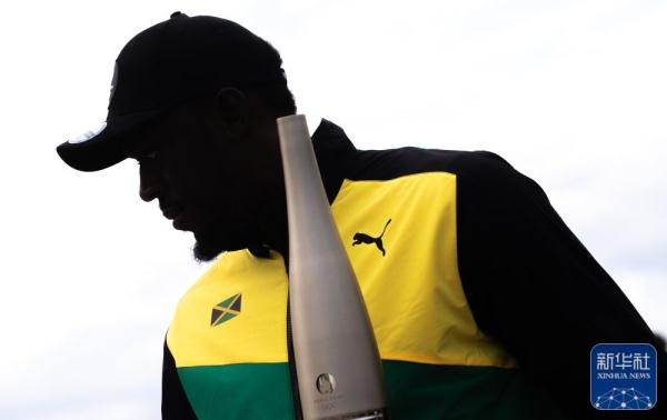 巴黎奥运火炬实物在塞纳河上公开亮相 巴黎奥运火炬实物在塞纳河上公开亮相