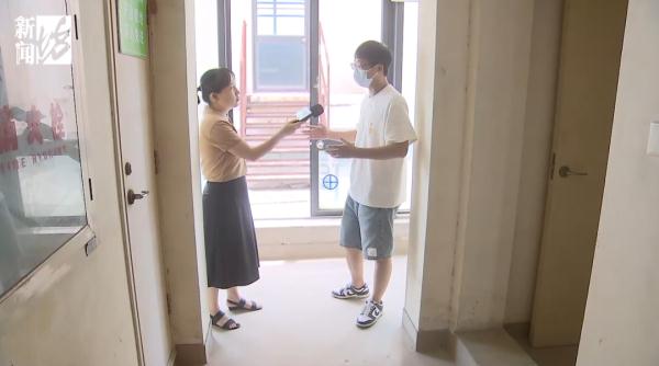 沪一居民楼成“瀑布”，水从32楼泻下！