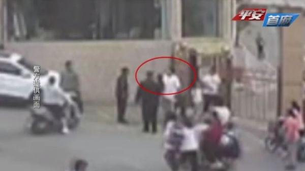 因一点小争执 女子怒气之下扇保安耳光被警方拘留