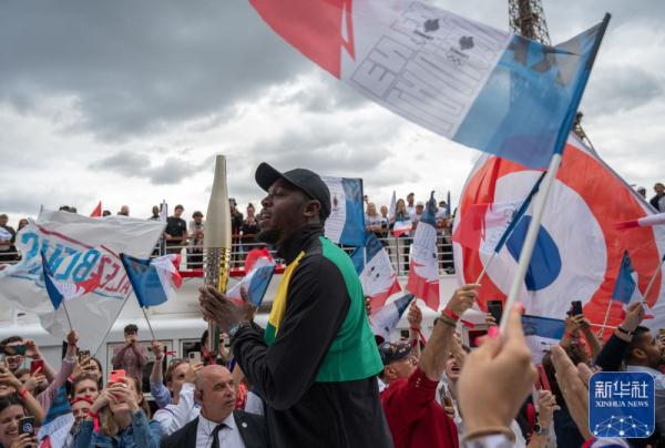 巴黎奥运火炬实物在塞纳河上公开亮相 巴黎奥运火炬实物在塞纳河上公开亮相