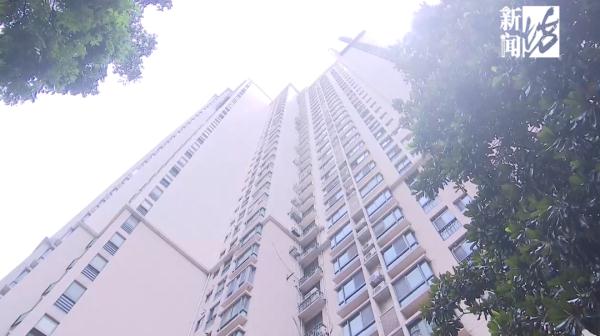 沪一居民楼成“瀑布”，水从32楼泻下！