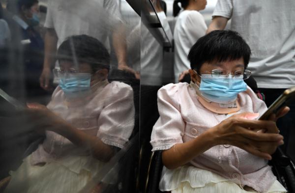 像玻璃一样脆弱的“瓷娃娃”，也像钻石一样闪耀