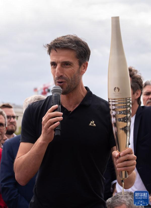 巴黎奥运火炬实物在塞纳河上公开亮相 巴黎奥运火炬实物在塞纳河上公开亮相