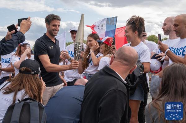 巴黎奥运火炬实物在塞纳河上公开亮相 巴黎奥运火炬实物在塞纳河上公开亮相