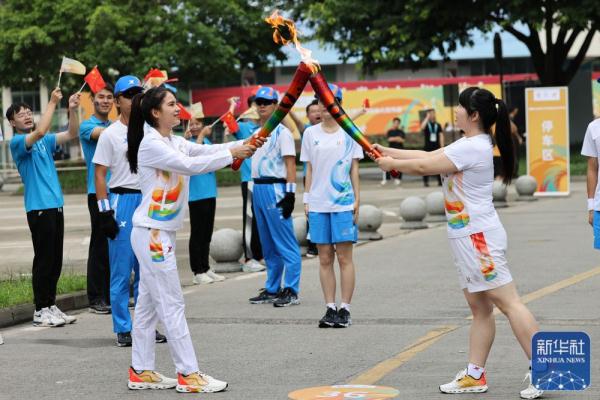 成都第31届世界大学生夏季运动会火炬传递圆满成功