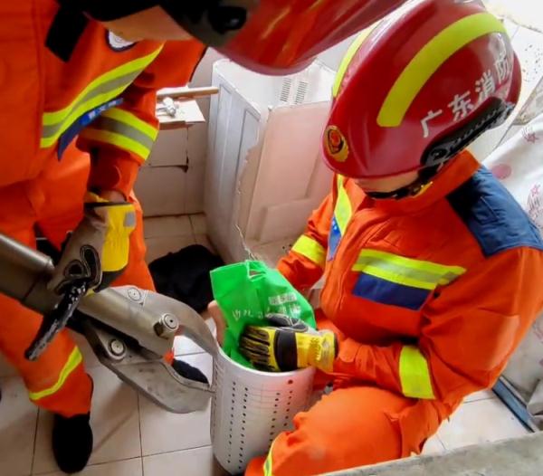 小孩卡在洗衣机内出不来!消防员飞奔到现场,只看到了一双脚丫在外面…… 小孩卡在洗衣机内出不来!消防员飞奔到现场,只看到了一双脚丫在外面……