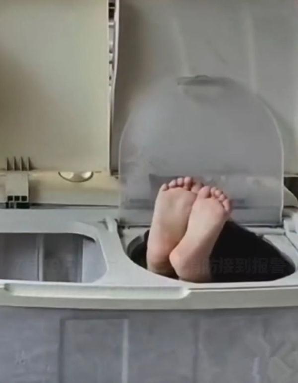 小孩卡在洗衣机内出不来!消防员飞奔到现场,只看到了一双脚丫在外面…… 小孩卡在洗衣机内出不来!消防员飞奔到现场,只看到了一双脚丫在外面……