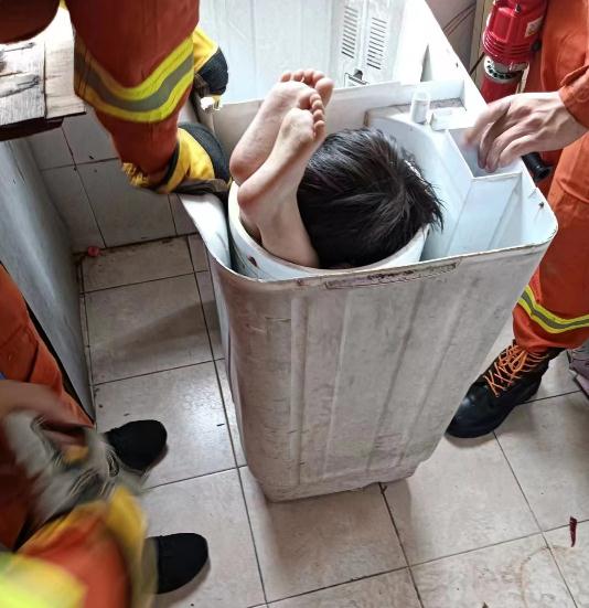 小孩卡在洗衣机内出不来!消防员飞奔到现场,只看到了一双脚丫在外面…… 小孩卡在洗衣机内出不来!消防员飞奔到现场,只看到了一双脚丫在外面……