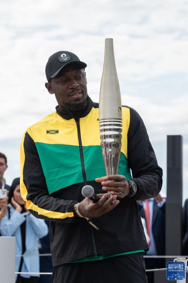 巴黎奥运火炬实物在塞纳河上公开亮相 巴黎奥运火炬实物在塞纳河上公开亮相