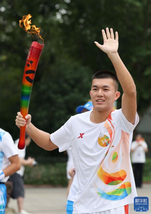 成都第31届世界大学生夏季运动会火炬传递圆满成功