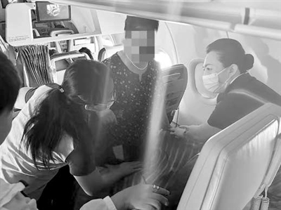航班飞成都途中 一乘客抽搐不止 南航空乘与白衣天使合力守平安