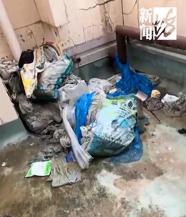 沪一居民楼成“瀑布”，水从32楼泻下！