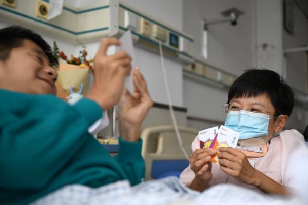 像玻璃一样脆弱的“瓷娃娃”，也像钻石一样闪耀