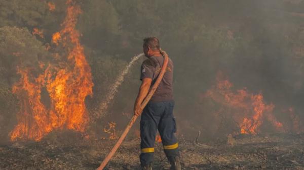 野火蔓延犹如“灾难片”,数万人紧急撤离罗得岛 野火蔓延犹如“灾难片”,数万人紧急撤离罗得岛