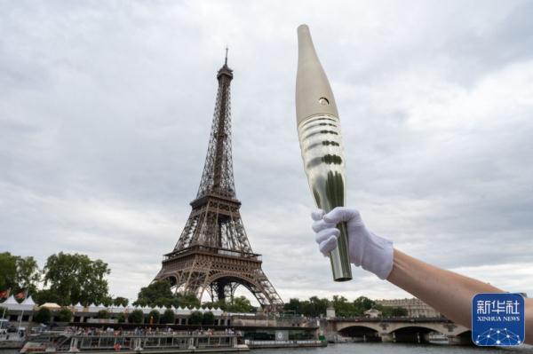 巴黎奥运火炬实物在塞纳河上公开亮相 巴黎奥运火炬实物在塞纳河上公开亮相