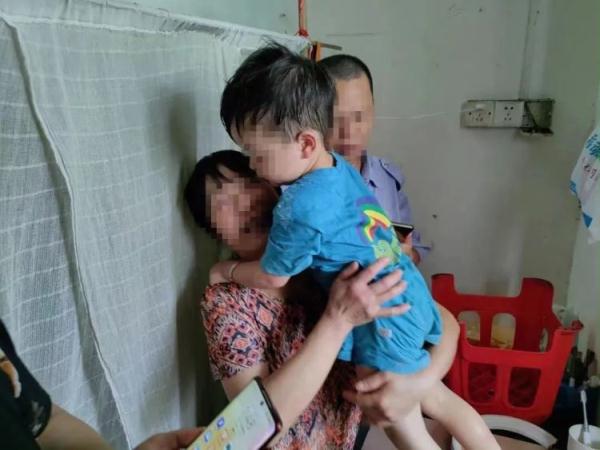 小孩卡在洗衣机内出不来!消防员飞奔到现场,只看到了一双脚丫在外面…… 小孩卡在洗衣机内出不来!消防员飞奔到现场,只看到了一双脚丫在外面……