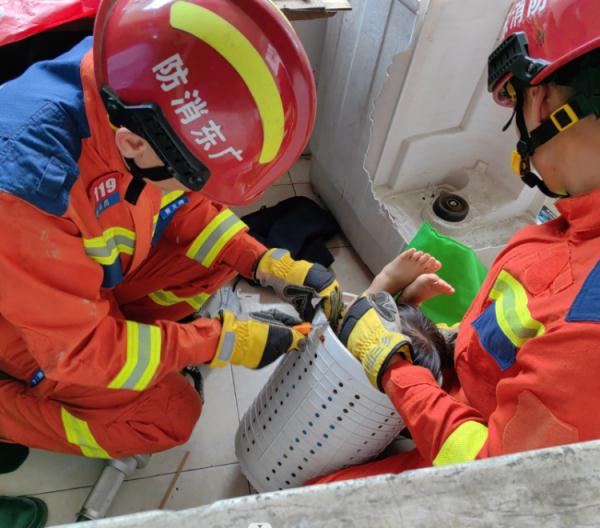 小孩卡在洗衣机内出不来!消防员飞奔到现场,只看到了一双脚丫在外面…… 小孩卡在洗衣机内出不来!消防员飞奔到现场,只看到了一双脚丫在外面……
