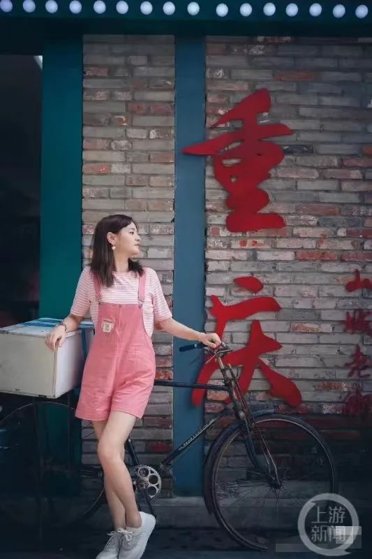 她来重庆旅游，顺手救起了晕厥女孩